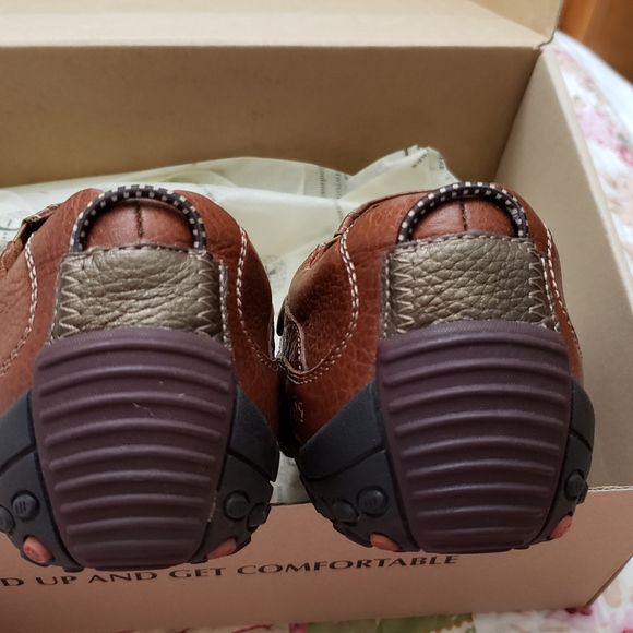 Taos Women's Shoes. Size 6.5-7 or European 37. Driving shoes. Loafers. - Picture 4 of 8